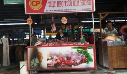 Quầy thịt sạch ngoài chợ khai trương buổi sáng, tối liền bị đốt