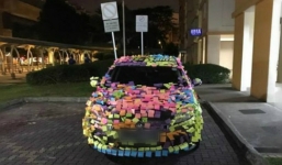 Đỗ xe trước khu vực có biển cấm, ôtô bị dán kín giấy màu