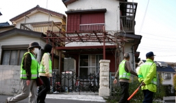 Vụ bé Linh bị sát hại: Bị từ chối phỏng vấn, phóng viên tức giận đá tường nhà dân