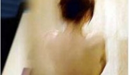 Nữ sinh đang tắm bị nhóm thiếu niên quay lén để tống tiền