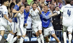 Ronaldo lập hat-trick, 'Kền kền' bẻ nanh 'Hùm xám'