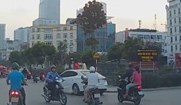 Clip hai bé gái ngồi trên nóc ô tô chạy khắp phố Hà Nội gây xôn xao