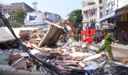 Nhà 3 tầng đổ sập, cụ ông tử vong và nhiều người bị vùi lấp
