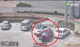 Nữ tài xế loay hoay đỗ xe không thành định nhấc bổng phần đuôi để dịch xe