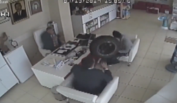 Lốp ô tô bay vào tận phòng, đập vỡ mặt người đàn ông đang ngồi họp