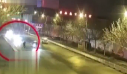 Nửa đêm ra giữa đường hôn nhau, cặp đôi bị ô tô đâm chết