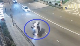 Ô tô đâm vào lan can, lật nhào nhưng tài xế vẫn dựng lại xe đi tiếp