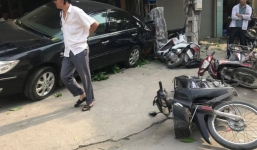 Xe Camry 'điên' đâm hàng loạt xe máy, một nạn nhân bị cuốn vào gầm