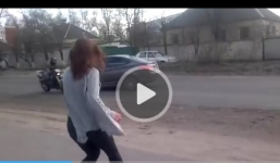 Biker vừa đi môtô vừa ngắm gái… và cái kết