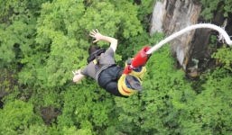 Video: Thót tim cảnh nữ du khách đập mặt vào vách đá vì nhảy bungee