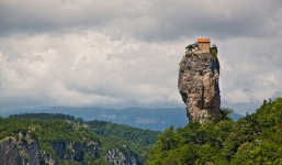 Du khách Trung Quốc leo cột đá thiêng bị phạt giam 7 ngày