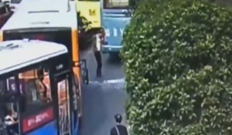 Hay tin con trai nằm viện, cha phá cửa xe buýt nhảy xuống giữa đường 