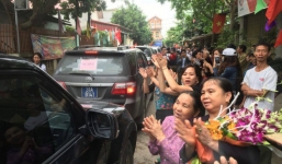 Người dân Đồng Tâm cầm hoa hoan hô chủ tịch Nguyễn Đức Chung về đối thoại