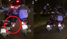 'Người vận chuyển' 1 mình lái 2 xe máy trên đường