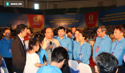 2000 người đồng loạt vỗ tay, nhiều người bật khóc trước việc làm bất ngờ của Thủ tướng