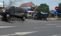 Đâm xe tải, xe Limousine bốc cháy ngùn ngụt