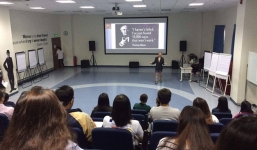 Phó hiệu trưởng ĐH Hoa Sen mặc quần đùi, áo thun trong giờ giảng bài: 'Tôi mặc như vậy để dạy sinh viên tư duy sáng tạo!'