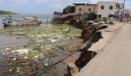 Khoảnh khắc hàng chục ngôi nhà ở miền Tây bị 'hà bá nuốt chửng'