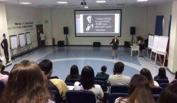 Phó hiệu trưởng mặc quần đùi giảng bài: 'Khi tôi bước vào, toàn thể lớp ồ lên'