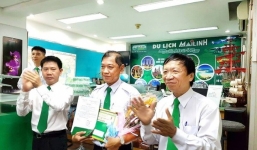 Tài xế dũng cảm lao taxi vào cướp được trao tặng 13 triệu đồng