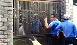 3 mẹ con khóa cửa nhốt 6 cán bộ phường, dọa cho nổ bình gas