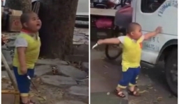 Video: Bé 5 tuổi Trung Quốc cầm dao uy hiếp tài xế giữa phố