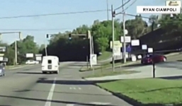 Video: Bé gái 4 tuổi văng khỏi ô tô đang chạy trên cao tốc