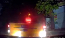 Video: Xe tải cố tình lùi đâm nát đầu taxi ở Thanh Hóa