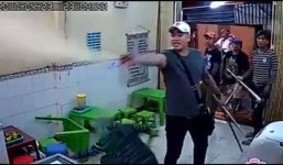 Bắt 1 nghi phạm trong nhóm giang hồ xịt hơi cay, đập quán kem