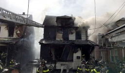 Thi thể 2 cha con ôm nhau trong căn nhà cháy