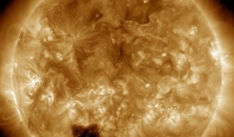 NASA hé lộ video về lỗ thủng khổng lồ trên bầu khí quyển Mặt trời