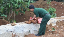 Phát hiện 10 quả đạn còn nguyên ngòi nổ khi đang múc đất làm đường