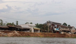 Sạt lở 'nuốt chửng' hàng chục ngôi nhà ở An Giang là do khai thác cát?