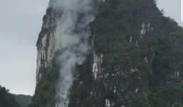 Video: Núi đá giữa Vịnh Hạ Long bất ngờ bốc cháy nghi ngút