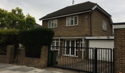 Bé gái bí ẩn đi vào căn nhà bí mật của Triều Tiên tại Anh