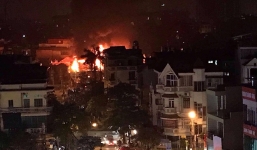 Liên tiếp 2 vụ cháy gara ô tô trong đêm, nhiều người thoát nạn