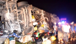 Lật xe giường nằm trong đêm, hàng chục người nhập viện