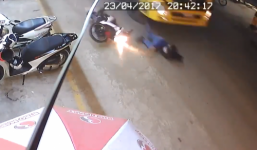 Vượt xe tải vấp phải mô vỉa hè, thanh niên bị cán tử vong