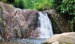 Tắm suối, 2 học sinh chết đuối thương tâm