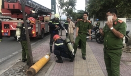 Phát hiện 2 bình khí độc xì mùi hôi thối nằm trên đại lộ ở Sài Gòn