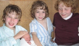 Chuyện người mẹ 20 năm cầm cố nhà nuôi 4 con tự kỷ thành tài