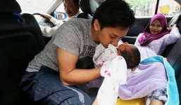 Chồng tự đỡ đẻ cho vợ trong vườn thú