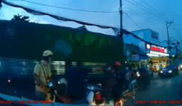 Sang đường ngổ ngáo còn rút mũ đánh người dù CSGT can ngăn