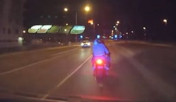 Cảnh sát truy đuổi, húc đổ môtô như phim hành động