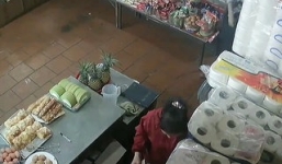 Thanh niên mua nước ngọt, tiện tay cuỗm luôn điện thoại