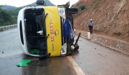 Xe buýt mất lái, lật nghiêng xuống đường khiến 6 người bị thương