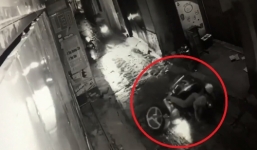 Video: Người đàn ông 'tung cước' hạ gục điện thoại trong nháy mắt