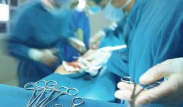 Hy hữu mổ khối u buồng trứng 25cm cho cụ bà 92 tuổi