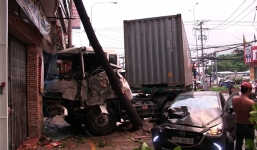 Xe đầu kéo gây tai nạn liên hoàn, 3 người thương vong