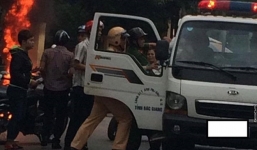 Khống chế, áp giải thanh niên tự châm lửa đốt xe khi vi phạm về trụ sở công an